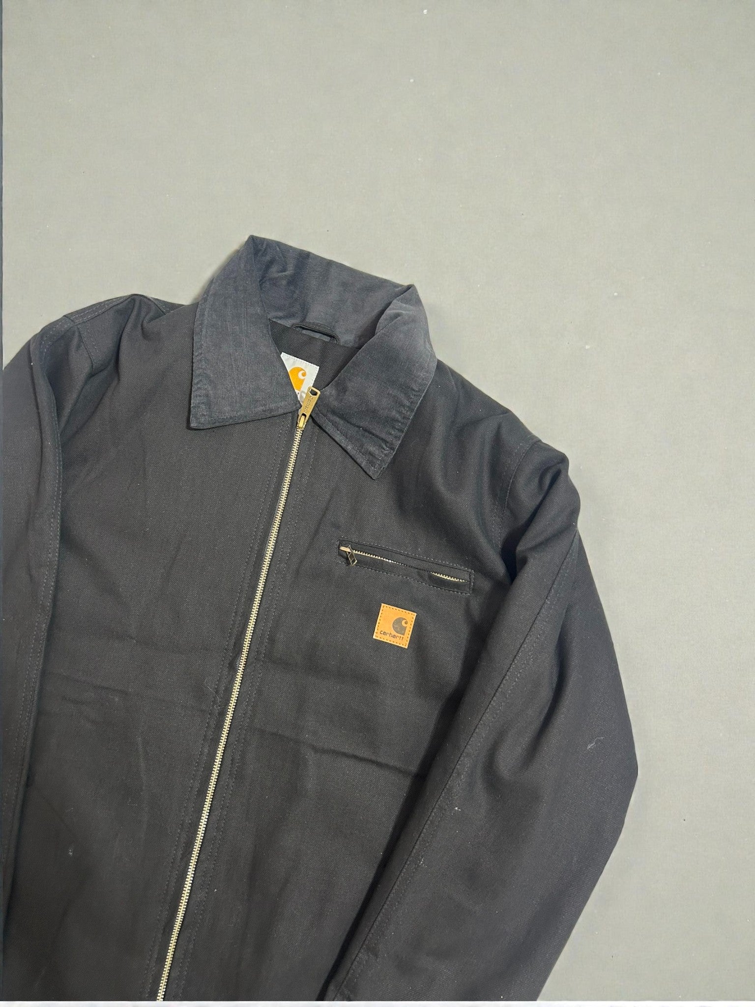 Carhartt Detroit Jacket Rework – Nera, Iconica e Resistente